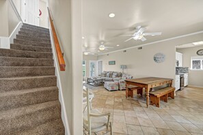 Una televisión, un reproductor de DVD