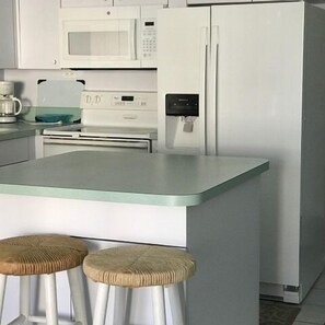 Fridge, microwave, oven, dishwasher - Fountain Head 6 - Condo 2 Bedroom / 1.5 Bath , maximum occupancy of 4 people. Holmes Beach Anna Maria Island (Holmes Beach)