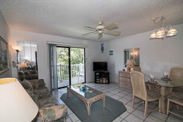 TV, DVD player - Fountain Head 6 - Condo 2 Bedroom / 1.5 Bath , maximum occupancy of 4 people. Holmes Beach Anna Maria Island (Holmes Beach)