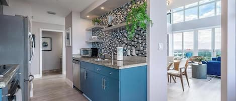 Refrigerador, microondas, horno y parrilla de estufa