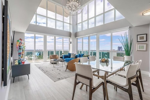 Ylellinen 2-kerroksinen kattohuoneisto sijaitsee Coconut Grove -hotellissa!