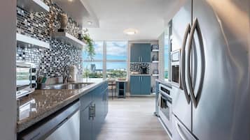 Een koelkast, een magnetron, een oven, een kookplaat