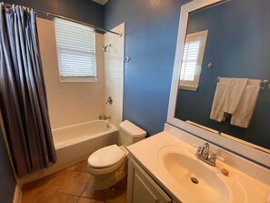 Tina, tina de hidromasaje, toallas 