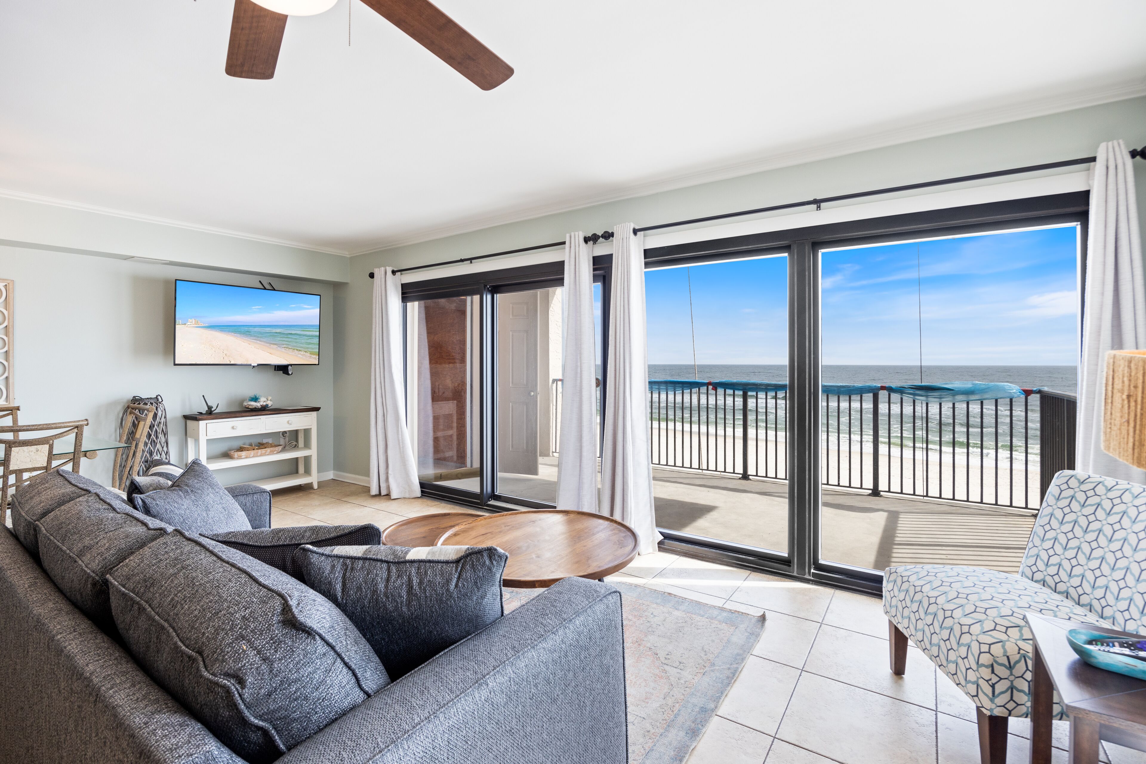 Televisie, een dvd-speler en een stereo