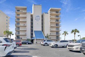 Un hotel de varios pisos con un cartel llamativo que dice "Ocean Breeze East".
