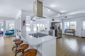 Fridge, microwave, oven, stovetop - Bay Shore - Pool, Bay Access, Boat Rental (Panama City Beach)