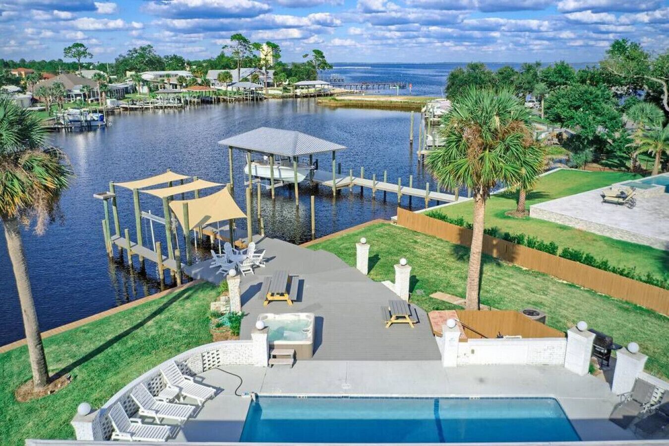 Une propriété située au bord de l’eau, dotée d’une piscine, d’un espace extérieur aménagé et d’un quai.