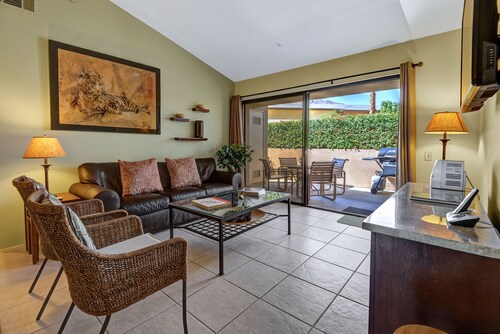 K0322: Corner Bungalow at Plaza Villas - Walking Distance to Downtown PS Restaur