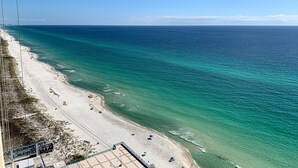 Een strand met helder turquoise water en een zandstrand.
