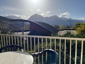 Outdoor dining - Comfortable studio for 4 with free shuttle, Spassio access, and dishwasher in Peyragudes (Peyragudes)