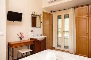 5 bedrooms, in-room safe, iron/ironing board, WiFi