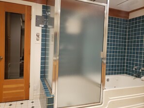 Een douche, een bubbelbad, een haardroger, handdoeken