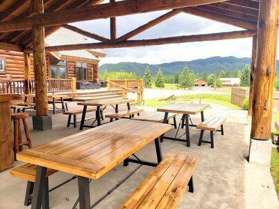 2 BD, 2B with Jet Bath Tub, Sauna, Sleeps 6, 2 minutes from West Glacier