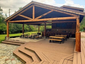 A covered outdoor area with picnic tables and a bar. - 2 BD, 2B with Jet Bath Tub, Sauna, Sleeps 6, 2 minutes from West Glacier (West Glacier)