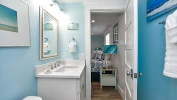 Een haardroger, handdoeken