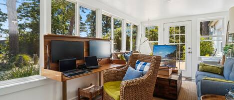 Smart TV, fireplace, ping pong, books