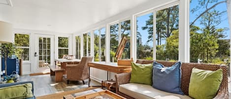 Smart TV, fireplace, ping pong, books