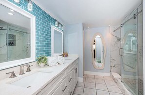 Ensemble baignoire-douche, séchoir à cheveux, serviettes fournies