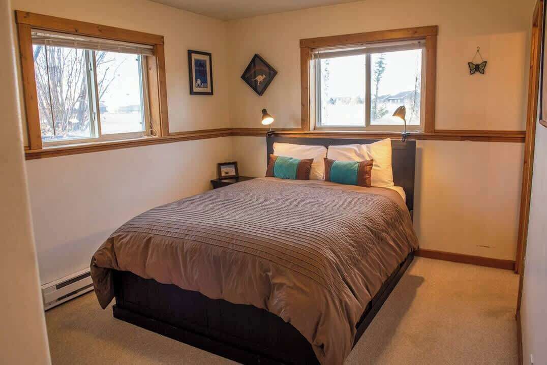2 bedrooms, desk, iron/ironing board, WiFi