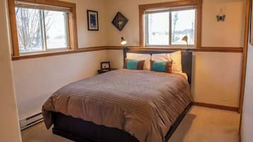 2 bedrooms, desk, iron/ironing board, WiFi