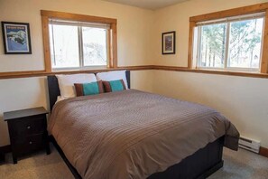 2 slaapkamers, een bureau, een strijkplank/strijkijzer, wifi