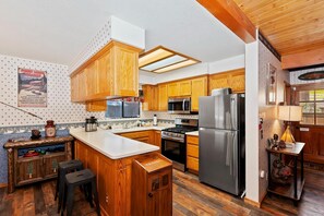 冷蔵庫、電子レンジ、オーブン、コンロ