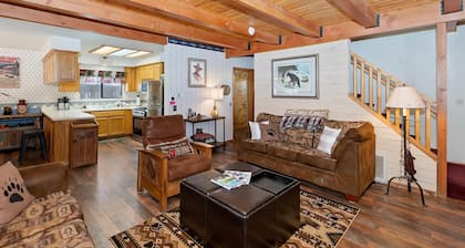 Rentoutusasut: lähellä järveä! Vene pysäköinti! Poreamme! Propaani BBQ! WiFi! Roku! Piha!