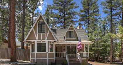 Relaxation Flats by Destination Big Bear : Close to the Lake! Hot Tub! Boat Parking! Propane BBQ!