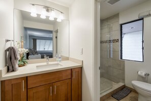 Dusche, Haartrockner, Handtücher