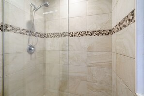 Een douche, een haardroger, handdoeken