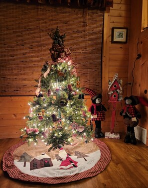 Interior - Peaceful and Private Cabin with amazing mountain views and large hot tub!  (Sevierville)