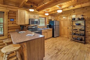 Een koelkast, een magnetron, een oven, een kookplaat