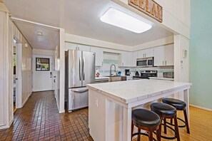 ثلاجة، ميكروويف، فرن، موقد طهي مسطح