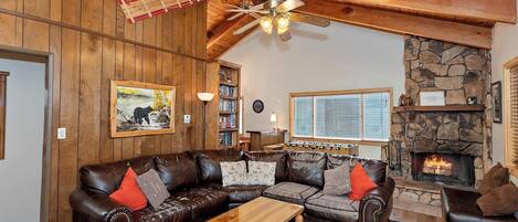 Una televisión, una chimenea, un futbolín, una videoteca