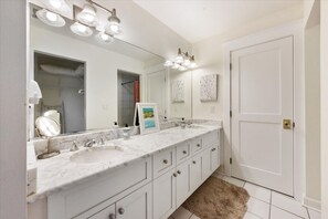 Suihkun ja ammeen yhdistelmä, hiustenkuivaaja, pyyhkeet