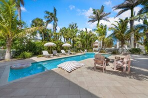 Lämmitetty uima-allas