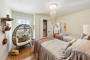 4 makuuhuonetta, silitysrauta/-lauta, ilmainen Wi-Fi, vuodevaatteet