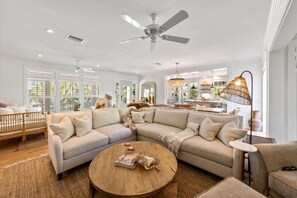 Téléviseur connecté, table de ping-pong, livres