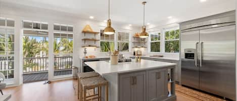 冷蔵庫、電子レンジ、オーブン、コンロ