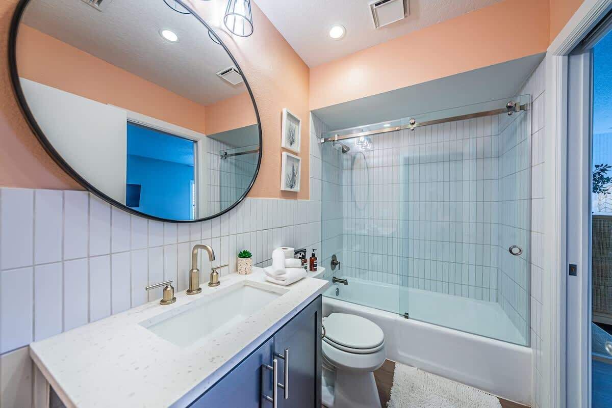 Un baño con lavamanos, inodoro y ducha.