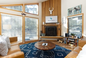 Smart TV, fireplace, DVD player - ASHW04 - Relax & Recharge in Sunriver | Retreat w/ Hot Tub, A/C & Bikes (Sunriver)