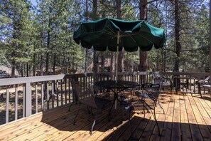 Outdoor dining - ASHW04 - Relax & Recharge in Sunriver | Retreat w/ Hot Tub, A/C & Bikes (Sunriver)