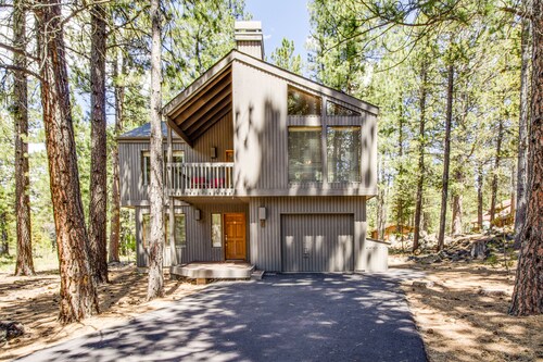 Relax & Recharge in Sunriver | Retreat w/ Hot Tub, A/C & Bikes- ASHW04