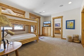 3 habitaciones, tabla de planchar con plancha, wifi y ropa de cama