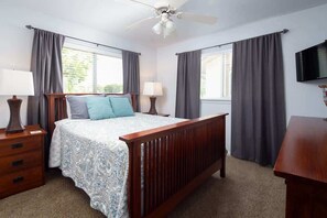 2 bedrooms, iron/ironing board, WiFi, bed sheets - WW C301 Urban Bungalow (New Braunfels)