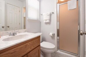 Combined shower/bathtub, hair dryer - WW C301 Urban Bungalow (New Braunfels)