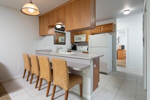 Fridge, microwave, oven, stovetop - 2 Pools, 4 Hot tubs on the Guadalupe River! Walk to Schlitterbahn! (New Braunfels)