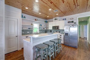 Fridge, microwave, oven, stovetop - Beautiful home in the heart of Port Aransas! (Port Aransas)