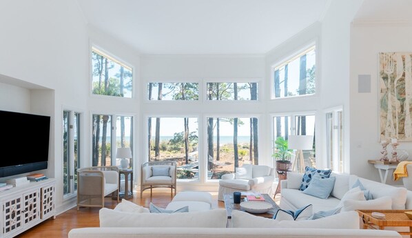 Smart TV, fireplace, DVD player, ping pong