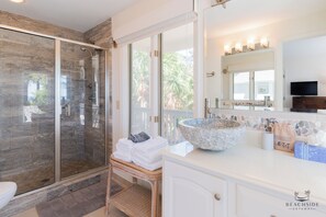 Badewanne, Haartrockner, Handtücher